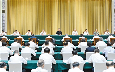 【人民日报】习近平在听取新疆维吾尔自治区党委和政府 新疆生产建设兵团工作汇报时强调 牢牢把握新疆在国家全局中的战略定位 在中国式现代化进程中更好建设美丽新疆 蔡奇出席汇报会